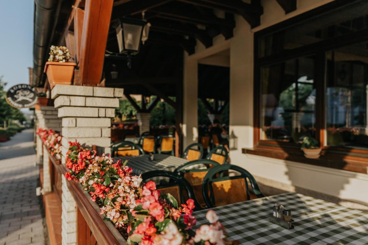 Korona Pension And Restaurant Heviz Ngoại thất bức ảnh