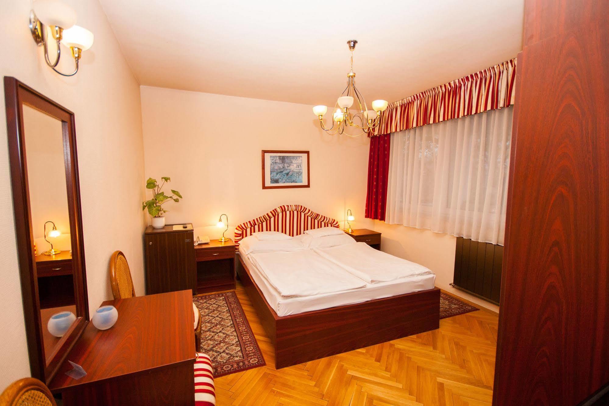 Korona Pension And Restaurant Heviz Ngoại thất bức ảnh